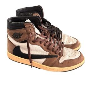 TRAVIS SCOTT AJ1 
✅SIZE 12 ✅
‼️GOOD CONDITION ‼️
‼️COMES WITH ALL LACES AND BOX